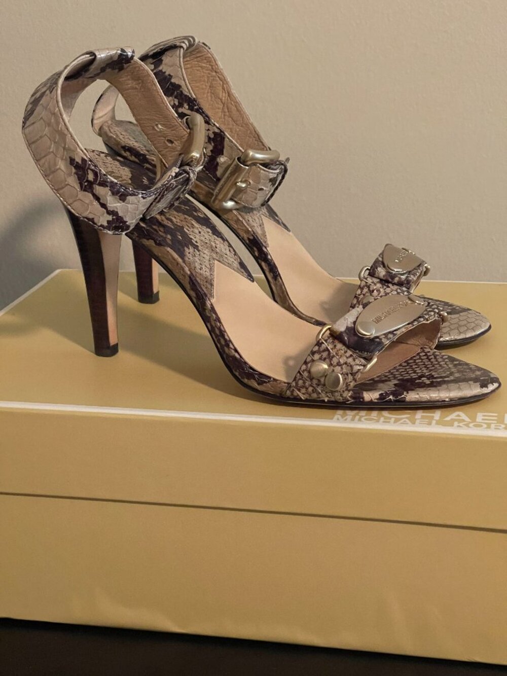 MICHAEL KORS MULTICOLOR SNAKESKIN LEATHER ANKLE STRAP HEELS GOLD METAL EMBLEM